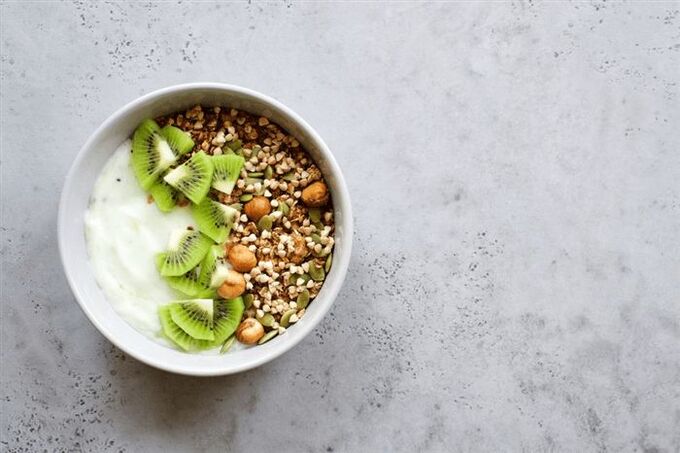 bubur soba dengan yogurt dan buah-buahan