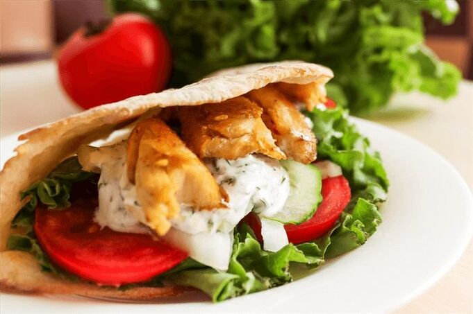 pita dengan sayur-sayuran dan dada ayam