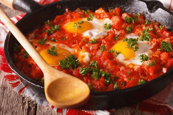 telur hancur dengan tomato dan lada manis