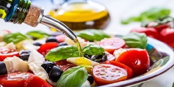 Apabila menyediakan hidangan diet Mediterranean, anda mesti menggunakan minyak zaitun.
