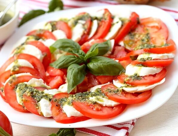 Caprese adalah pembuka selera yang sangat baik untuk mereka yang mengikuti diet Mediterranean.