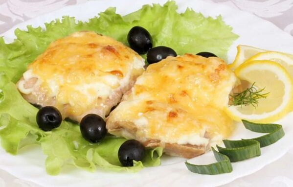 Ikan bakar dengan keju akan menjadi hidangan lazat dan sihat dalam menu diet Mediterranean.
