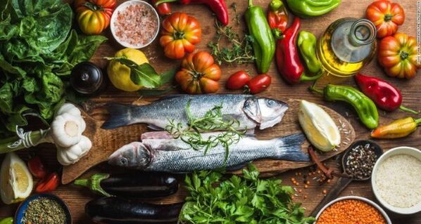 Ikan dan sayur-sayuran adalah produk utama dalam diet Mediterranean untuk penurunan berat badan. 