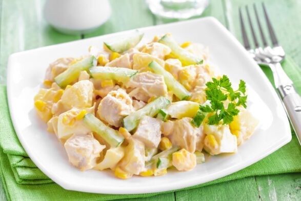 Salad musim panas - hidangan ringan dan luar biasa pada menu diet Mediterranean