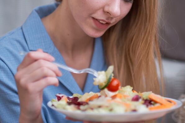 Seorang wanita mengubah gaya hidupnya dan menurunkan berat badan berkat diet Mediterranean