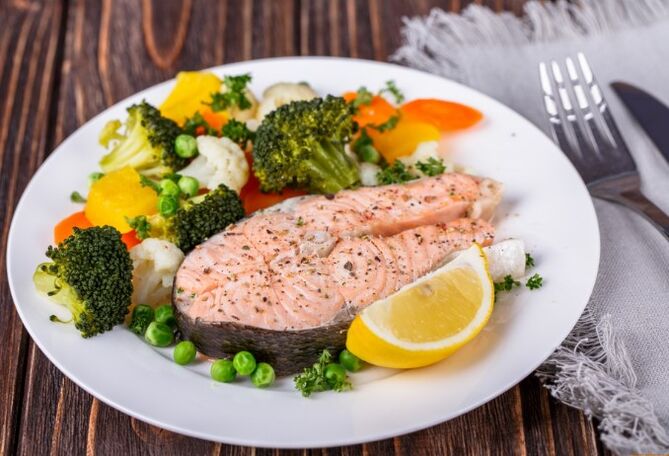 Ikan untuk stim dengan sayur -sayuran