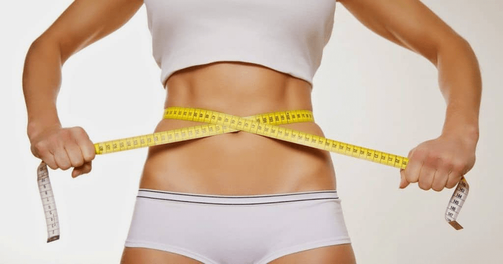 mengukur pinggang dengan sentimeter setelah menurunkan berat badan