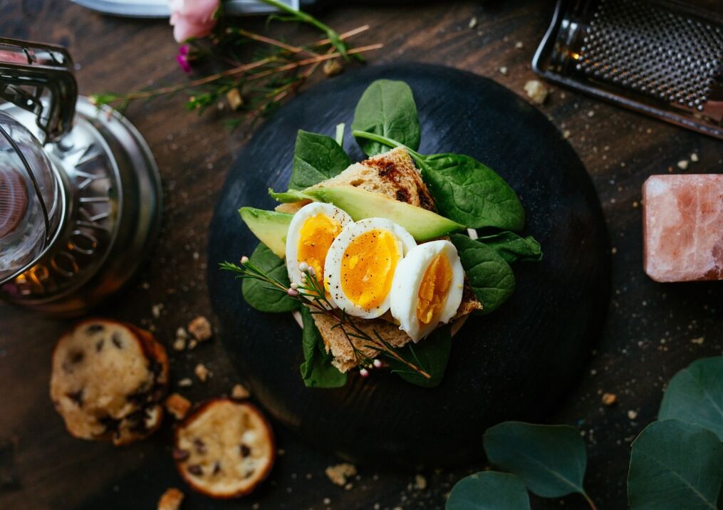 sandwic dengan telur dan alpukat untuk pankreatitis